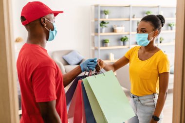 Afrikalı Amerikalı Teslimatçı Kadın Müşteri Veriyor İçerde Alışveriş Torbaları