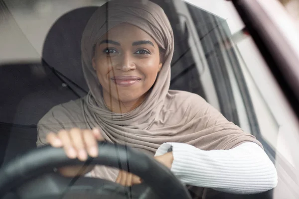 Privé vervoer, chauffeur op straat, rijles, genieten van reis of weg naar kantoor — Stockfoto