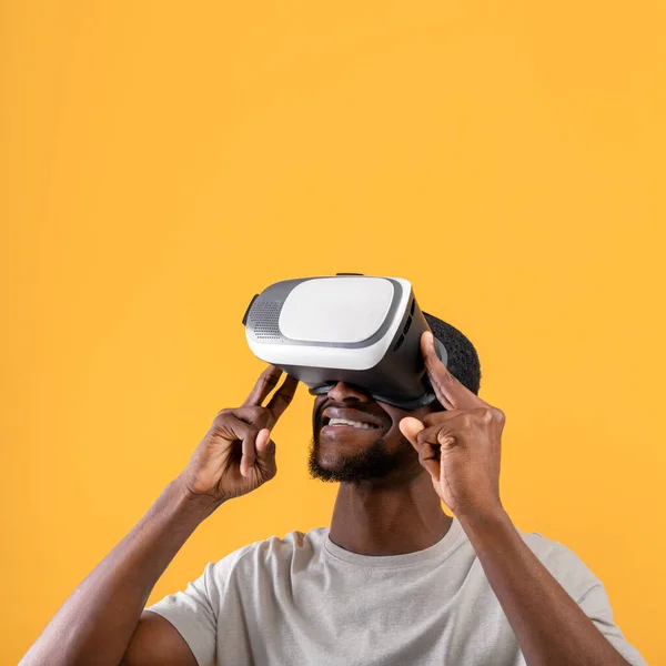 Ervaar futuristische technologieën. Afrikaanse Amerikaan met VR-headset, gele achtergrond, kopieerruimte, gewas — Stockfoto