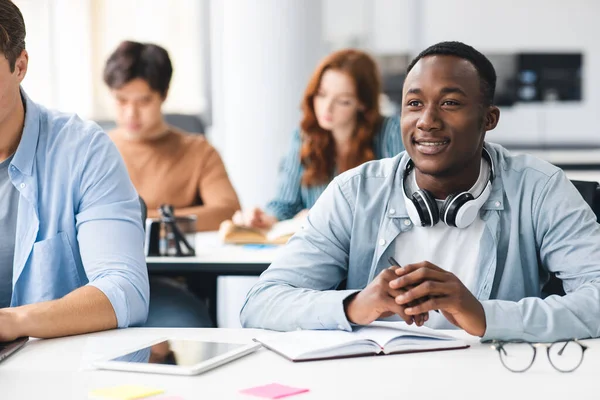 Grupo de personas internacionales que escuchan al profesor en el aula — Foto de Stock