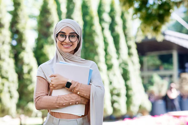 Educación moderna, intercambio de estudios, regreso a la universidad en septiembre — Foto de Stock