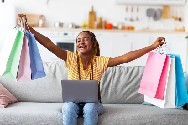 スーパー幸せな黒女性とともに購入とラップトップで自宅 — ストック写真