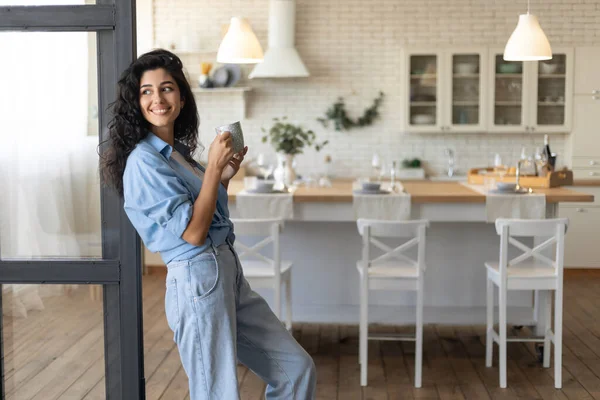 Vacker ung dam avkopplande med kopp kaffe hemma, kopiera utrymme — Stockfoto