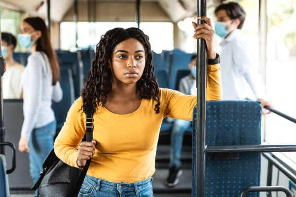 아름다운 초점의 흑인 여성 버스에 서서 — 스톡 사진