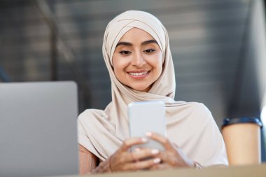 Sosyal ağlarda ya da açık havada mesaj yazan başarılı kadın öğrenci ya da çalışan