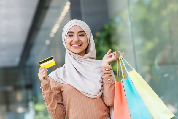 Disfrute de grandes compras después de la cuarentena covid-19, pago rápido —  Fotos de Stock