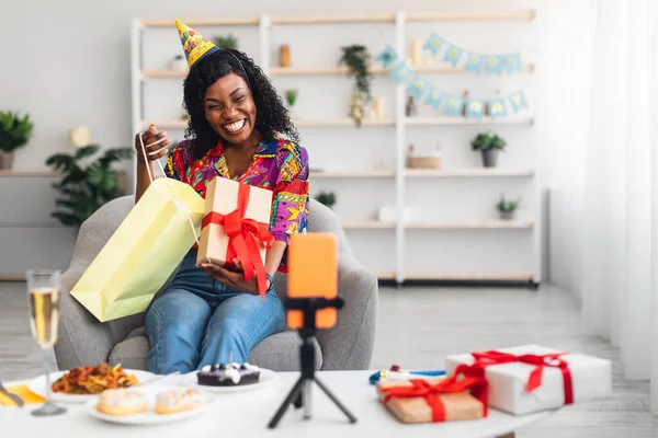 Zwarte dame Opening Verjaardag Aanwezig in de buurt van telefoon met Party Indoor — Stockfoto