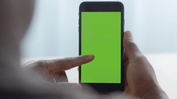 Černoch pomocí smartphonu s prázdnou Chroma Key Screen, Closeup — Stock video