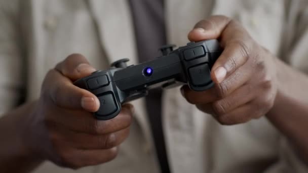 Uomo afroamericano irriconoscibile che gioca a videogame con controller di gioco, primo piano — Video Stock