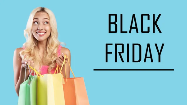 Black Friday. Femeia entuziasmată deține saci de cumpărături colorate — Fotografie, imagine de stoc