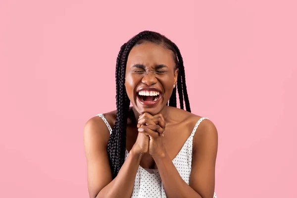 Izgatott fekete nő vár valami csodálatos, kívánság, koldulás vagy imádkozik rózsaszín háttér — Stock Fotó