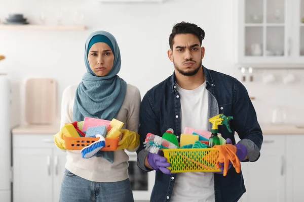 Família muçulmana entediada limpando seu novo apartamento — Fotografia de Stock