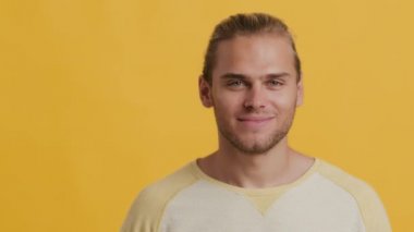 Her şey yolunda, neşeli genç sarışın adam iyi bir jest yapıyor.