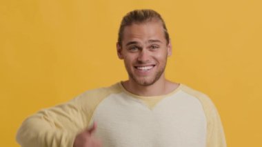 Kavram gibi. Mutlu milenyum çocuğu kameraya el hareketi yapıyor.