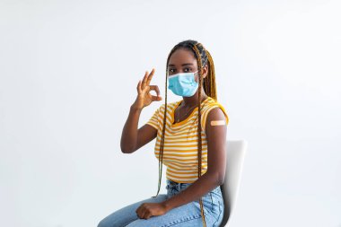 Omzunda bant olan Afro-Amerikalı bir kadın.