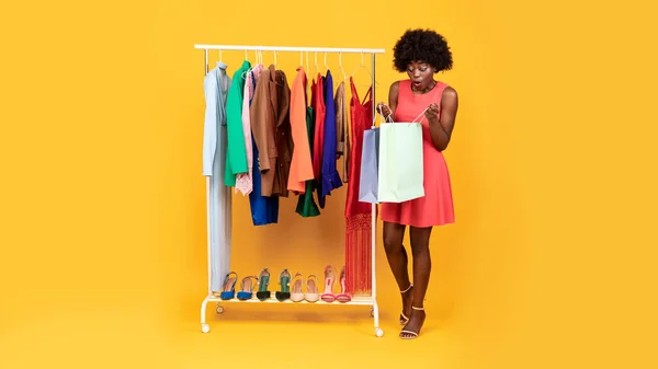 Verbazingwekkende Afrikaanse vrouwelijke koper op zoek naar Shopper Bag In Studio — Stockfoto
