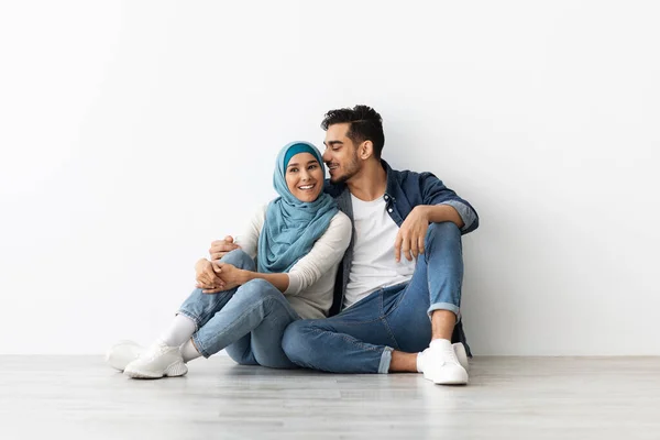 Liebevolle arabische Familie genießt ihr neues Zuhause — Stockfoto