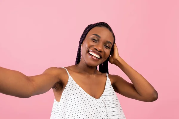 Bájos fiatal fekete nő Afro fonat csinál szelfi rózsaszín stúdió háttér — Stock Fotó