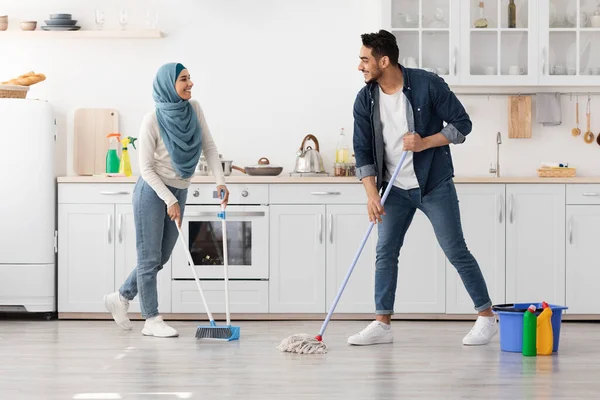 Kochający bliskowschodnie sprzątanie kuchni razem, zdjęcie pełnej długości — Zdjęcie stockowe