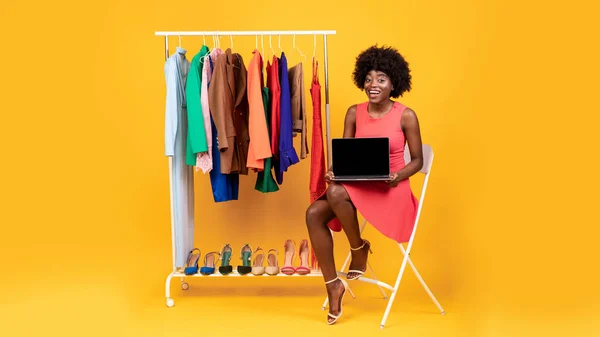 African Woman Showing Laptop Computer Screen Shopping Online, Yellow Background — Stock Photo, Image