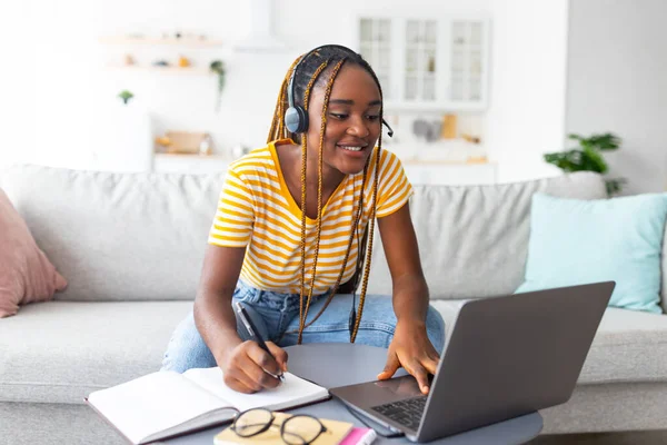 Intelligente donna di colore che frequenta la classe online da casa — Foto Stock