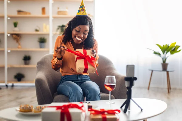 Siyah Kadın Akıllı Telefonun Önünde Doğumgünü Hediyesini Açıyor — Stok fotoğraf