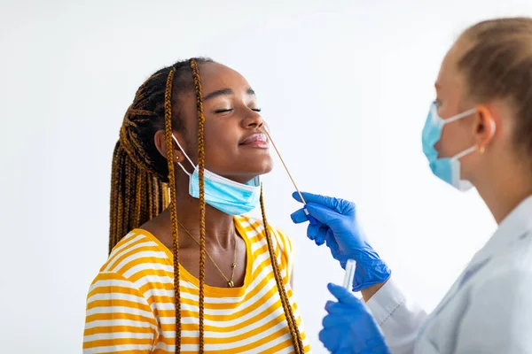 Donna afro-americana che ottiene il test del tampone coronavirus nasale in ospedale — Foto Stock