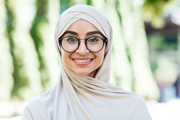 笑顔魅力的なスマート若いですarabイスラム教徒女性でhihabと眼鏡を見てカメラ — ストック写真