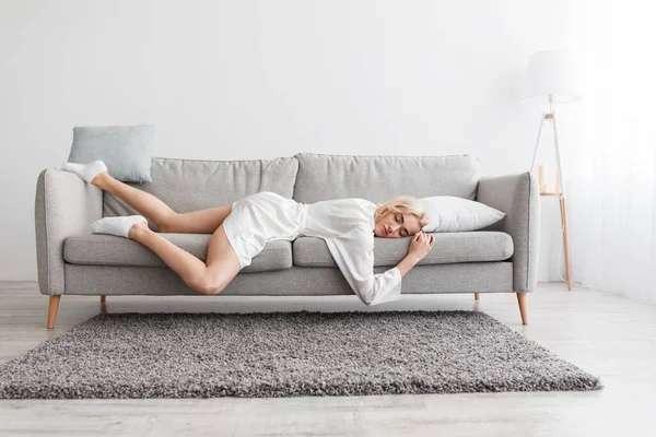 Stanchezza, mancanza di sonno, sovraccarico di lavoro e sensazione di malessere, insonnia, problemi di sonno — Foto Stock