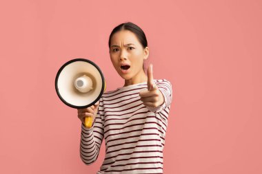 Dikkat! Hoparlörden bağıran ve kamerayı işaret eden Asyalı Kadın