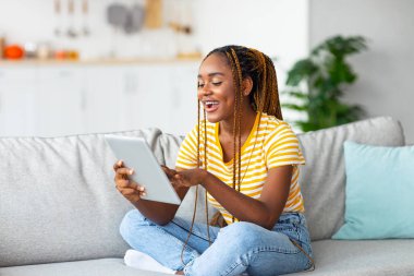 Gülümseyen siyahi kadın SMM-yönetici evden çalışıyor.