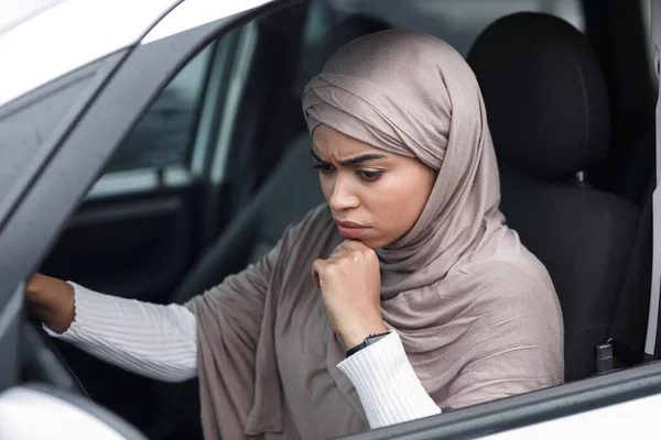 Problemen in beweging, zich niet lekker voelen, files en te laat komen voor een ontmoeting in de stad — Stockfoto