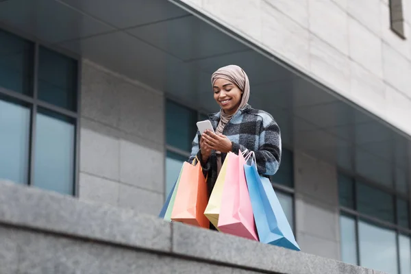 Uygulamada online teklif ve reklam, şehirde satış ve nakit para — Stok fotoğraf