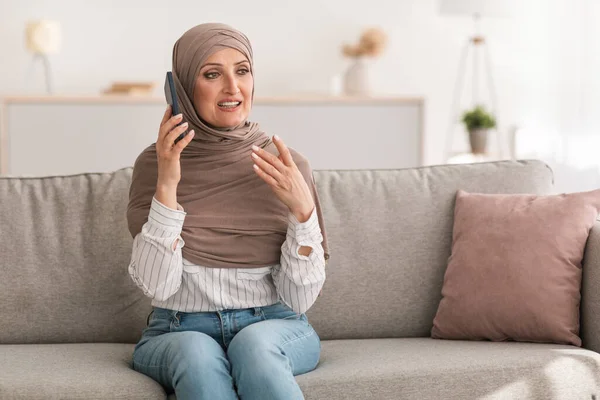 Felice maturo mediorientale femmina avendo telefono conversazione parlando a casa — Foto Stock
