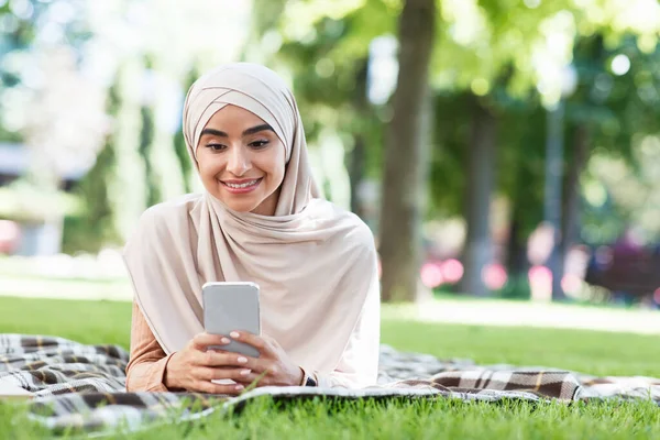 Boldog vonzó fiatal arab iszlám blogger hidzsáb chat okostelefon — Stock Fotó