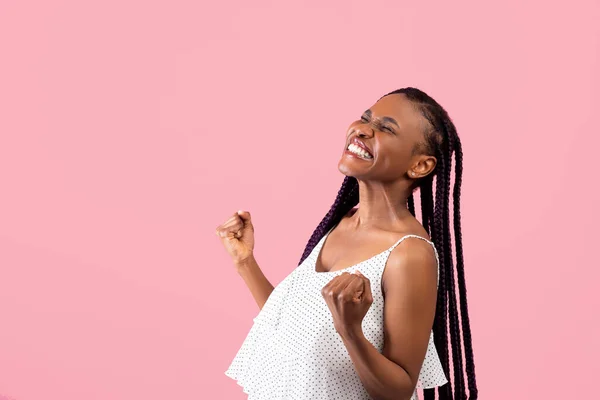 Afro demetli duygusal siyahi kadın EVET hareketi yapıyor, pembe stüdyo arka planında zafer hissediyor, kopyalama alanı — Stok fotoğraf