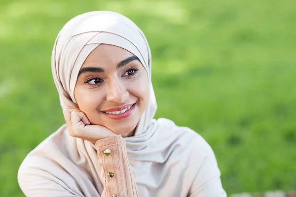 Portrét usměvavé krásné mladé arabské muslimky v hidžábu, při pohledu na prázdný prostor — Stock fotografie