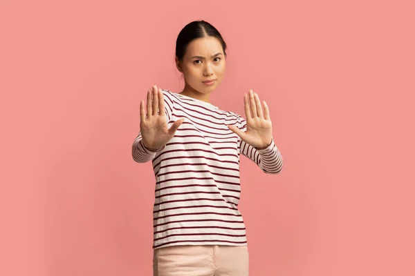 Weigering. Portret van ontevreden aziatische dame tonen stop gebaar met twee handen — Stockfoto