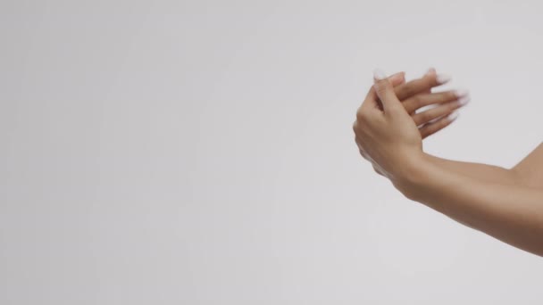 Zimny sezon ochrony skóry. Młoda, nierozpoznana Afroamerykanka nakładająca krem ochronny na dłonie, puste miejsce — Wideo stockowe