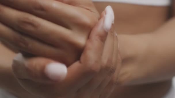 Skämma bort huden. ung kvinna applicera fuktgivande lotion på händerna, massera handflatorna efter vårdande förfaranden, slow motion — Stockvideo