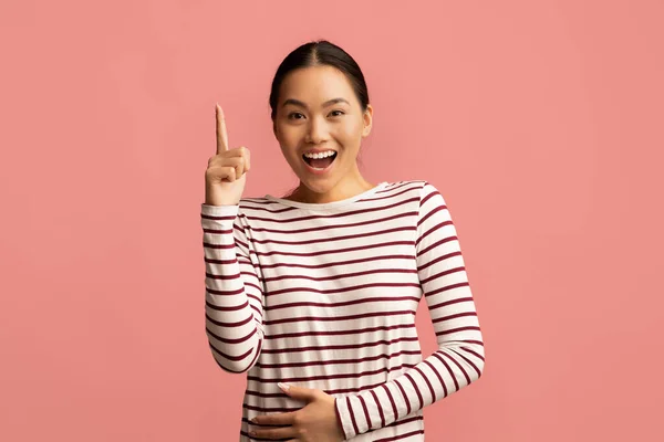 Opgewonden jong aziatisch vrouw opvoeden vinger omhoog hebben goed idee, — Stockfoto