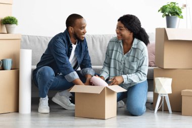 Yeni eve taşınıyorum. Mutlu Afro-Amerikan Eşleri Karton Kutulara Ait Paketler