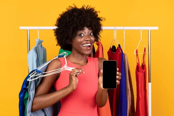 Eccitato afroamericano Shopaholic donna che mostra schermo del telefono, sfondo giallo — Foto Stock