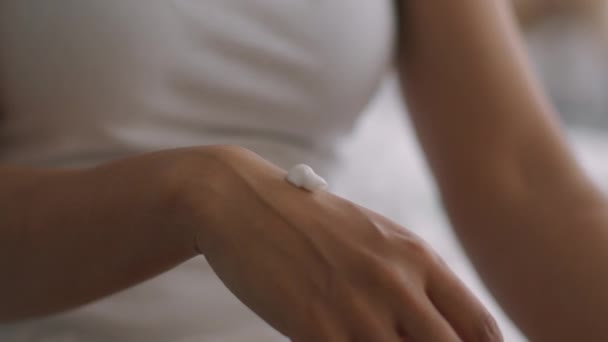 Bästa Skin Moisturizer. Svart kvinna applicera handkräm, gör daglig skönhetsbehandling hemma, närbild, slow motion — Stockvideo