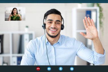 İnternet kamerasına el sallayan, çevrimiçi video görüşmesi sırasında sari elbiseli Hintli kadını selamlayan bir Arap 'ın vesikalığı.