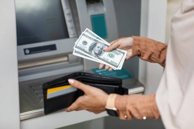 genç kadın atm de kredi kartından para çekme