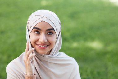 Dinlen ve dışarı çık, arkadaşa ya da müşteriye seslen, dedikodu ve haber