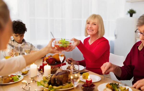 Αγαπώντας την οικογένεια πολλών γενεών έχοντας Ευχαριστιών ή χριστουγεννιάτικο δείπνο μαζί, απολαμβάνοντας νόστιμο εορταστικό γεύμα στο σπίτι — Φωτογραφία Αρχείου