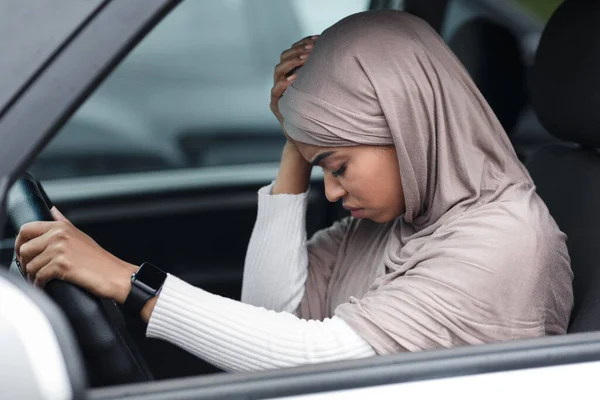 Verkeersongeval in de stad, verkeersproblemen, zich niet lekker voelen en letsel in de auto — Stockfoto