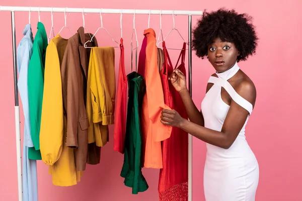 Quebrado Preto Feminino Compras Tendo Dificuldades Escolhendo Roupas, Fundo Rosa — Fotografia de Stock